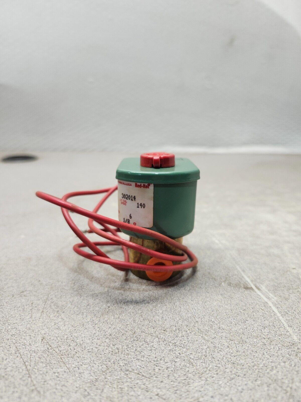 NEW IN BOX ASCO VALVE 120V/60HZ 1/8'' F8 8262C2