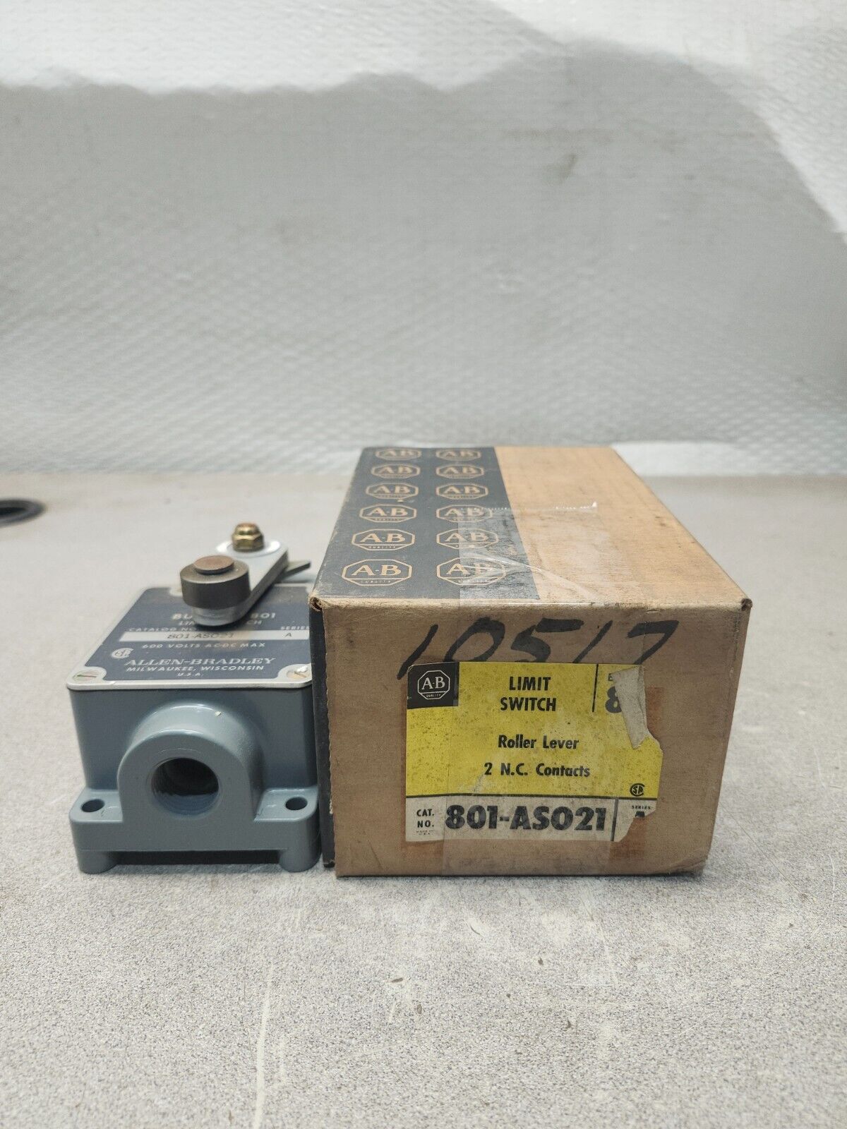 NEW IN BOX ALLEN BRADLEY LIMIT SWITCH ROLLER LEVER 801-ASO21