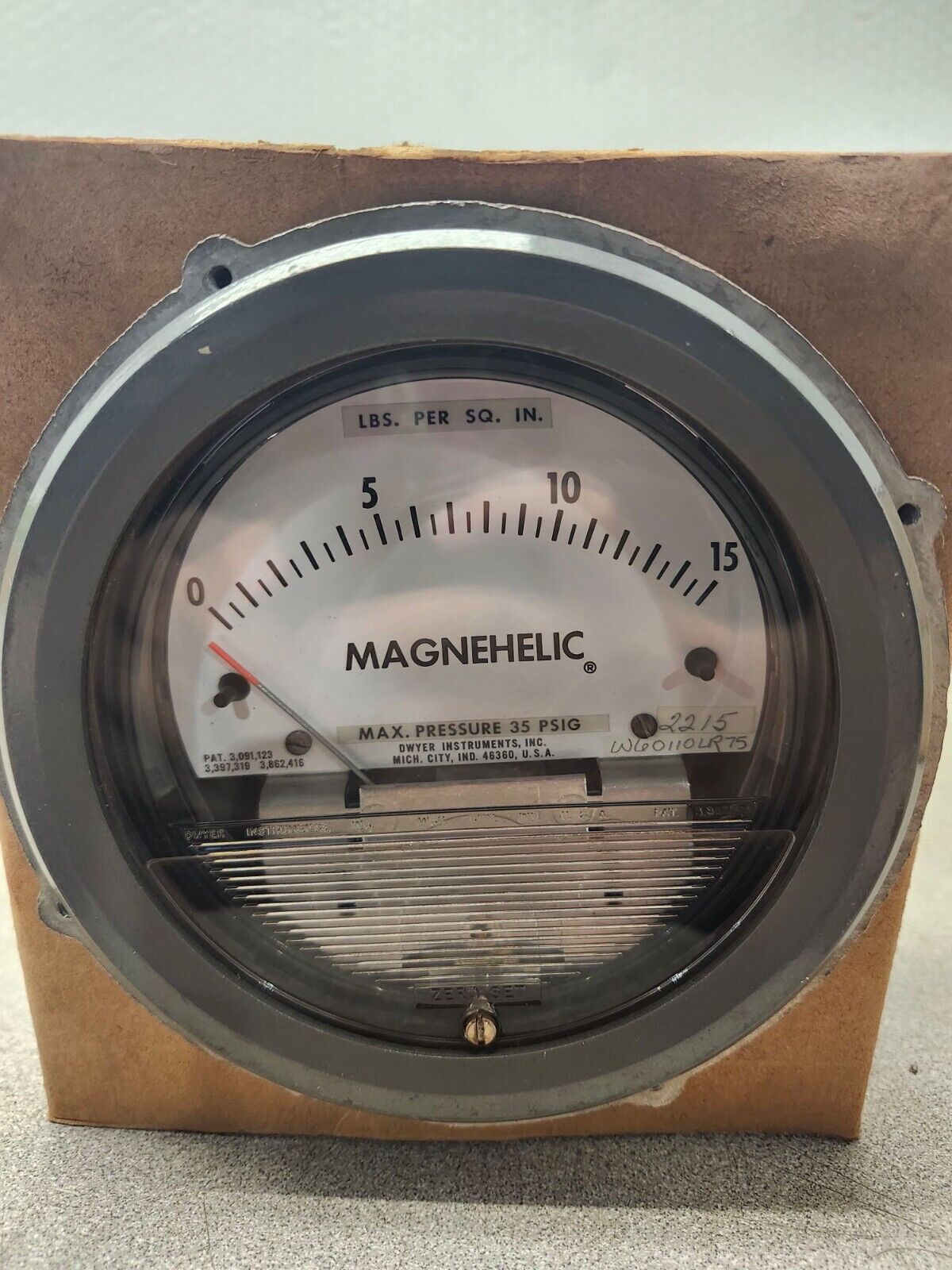 NEW IN BOX Dwyer Magnehelic Pressure Gauge,0 To 15 Psi  2215