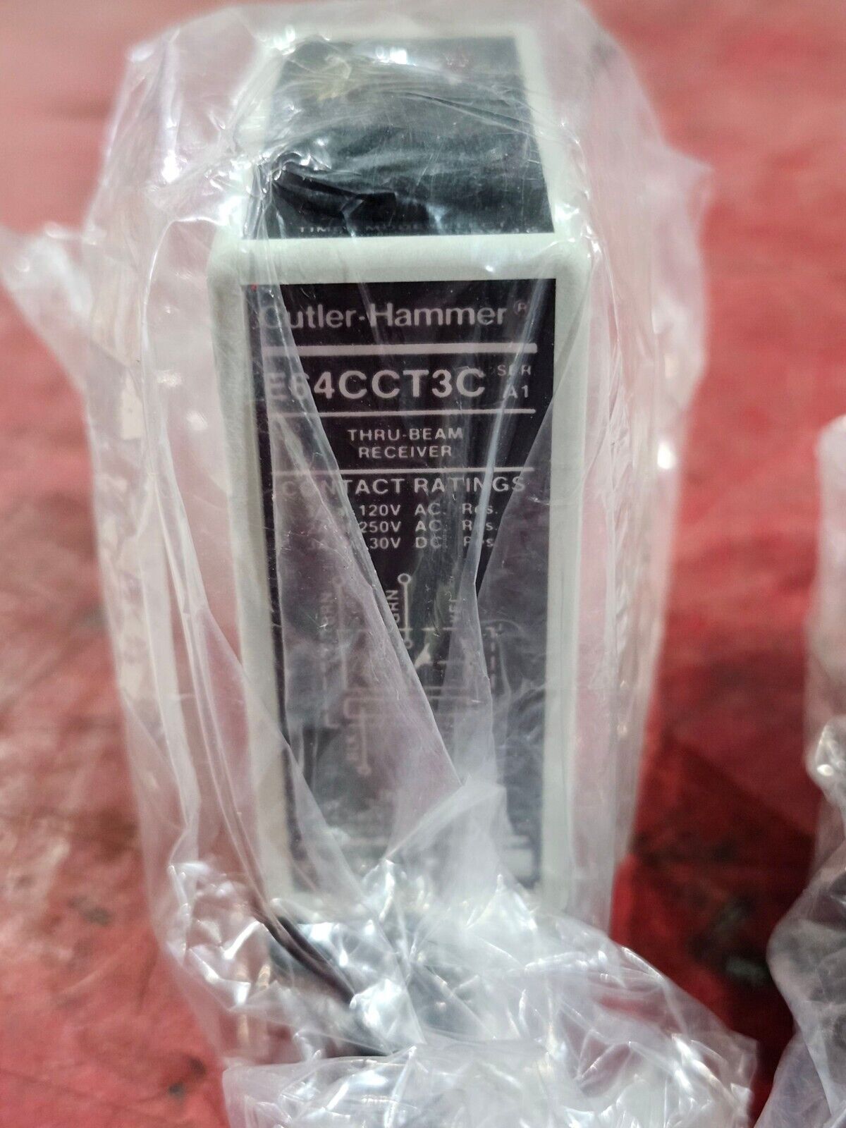 NEW IN BOX CUTLER HAMMER PHOTOELECTRIC THRU BEAM RECIEVER E64CCT8C