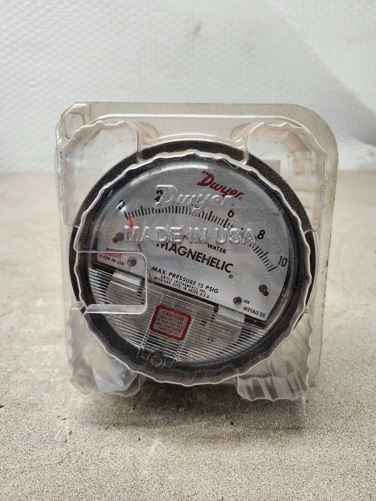 NEW IN BOX DWYER MAGNEHELIC PRESSURE GAUGE 102010-00 0-10