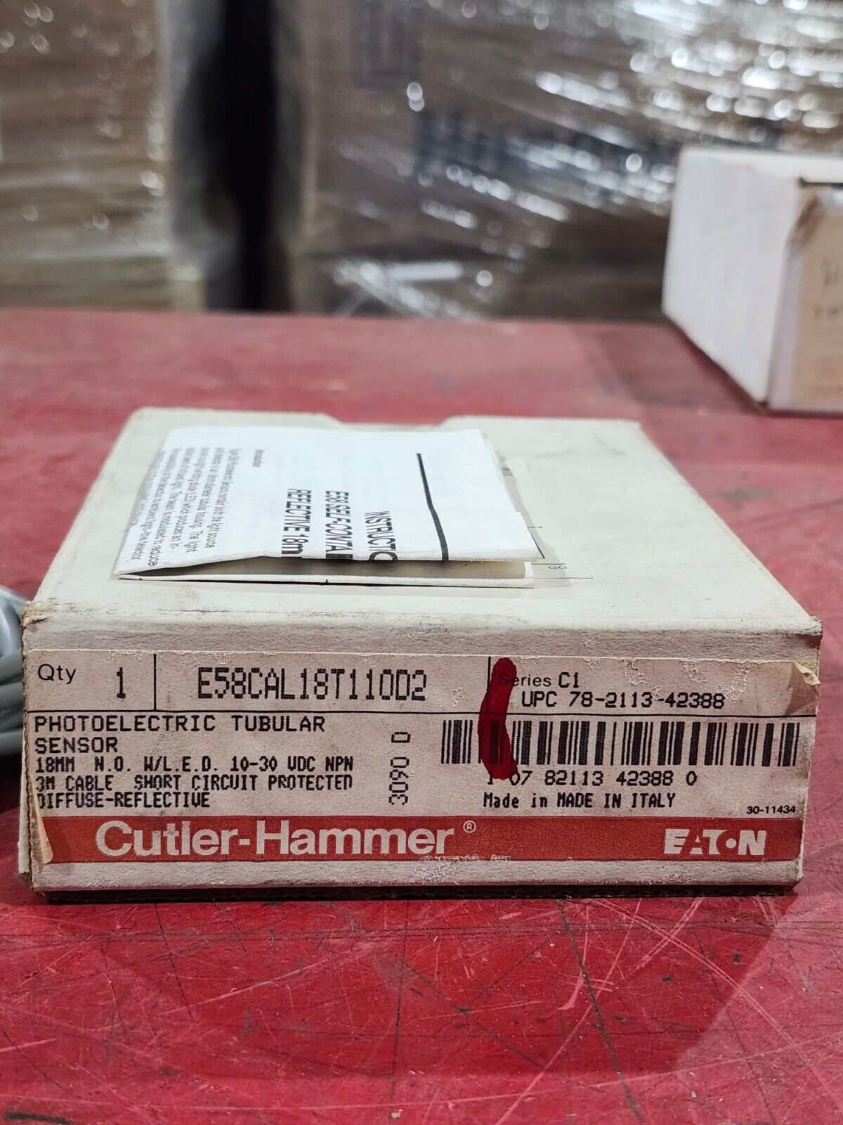 NEW IN BOX CUTLER HAMMER PHOTOELECTRIC TUBULAR SENSOR E58CAL18T110D2