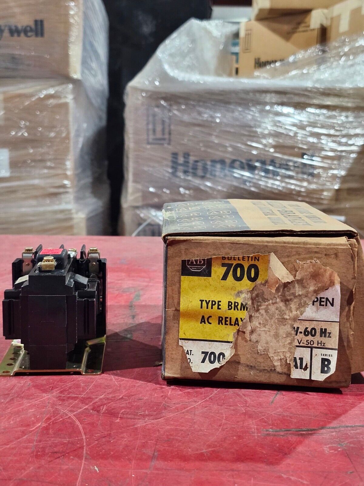 NEW IN BOX ALLEN BRADLEY CONTROL RELAY 700-BRM200A1