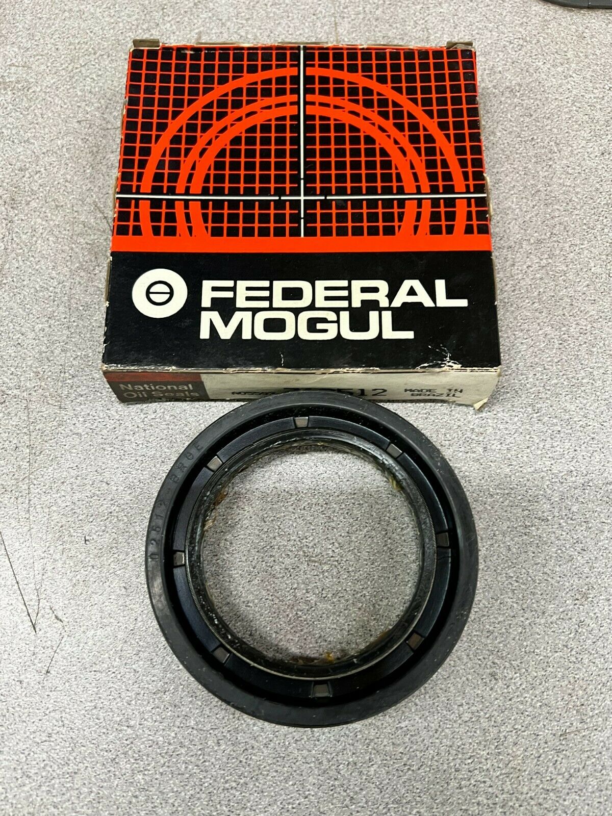 NEW IN BOX FEDERAL MOGUL OILSEAL 712512