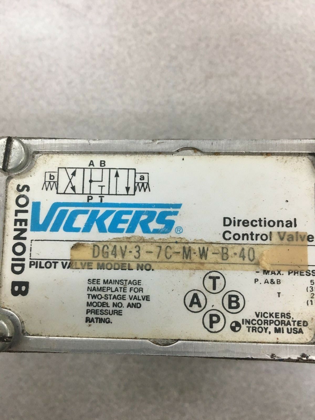 NEW NO BOX VICKERS HYDRAULIC DIRECTIONAL VALVE DG4V-3-7C-M-W-B-40