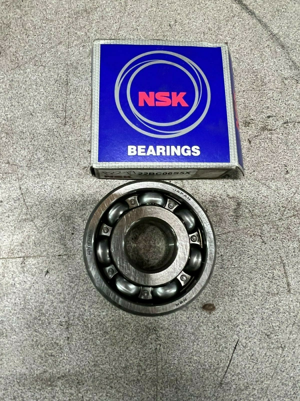 NEW IN BOX NSK HR8305 B22-19UR ROLLER BEARING 22BC06S5X