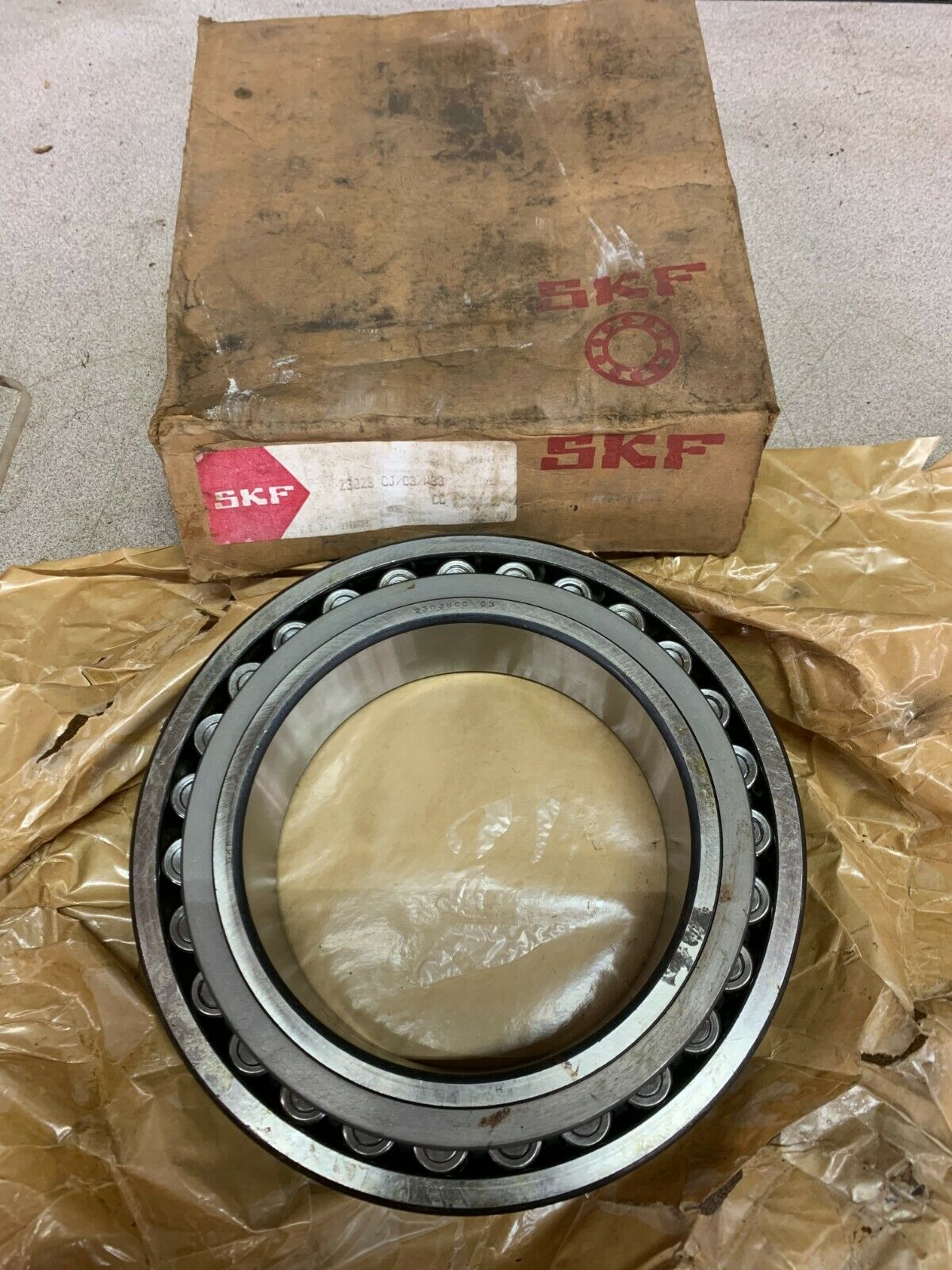 NEW IN BOX SKF 23028CJC3W33 SPHERICAL ROLLER BEARING 23028 CJ/C3/W33