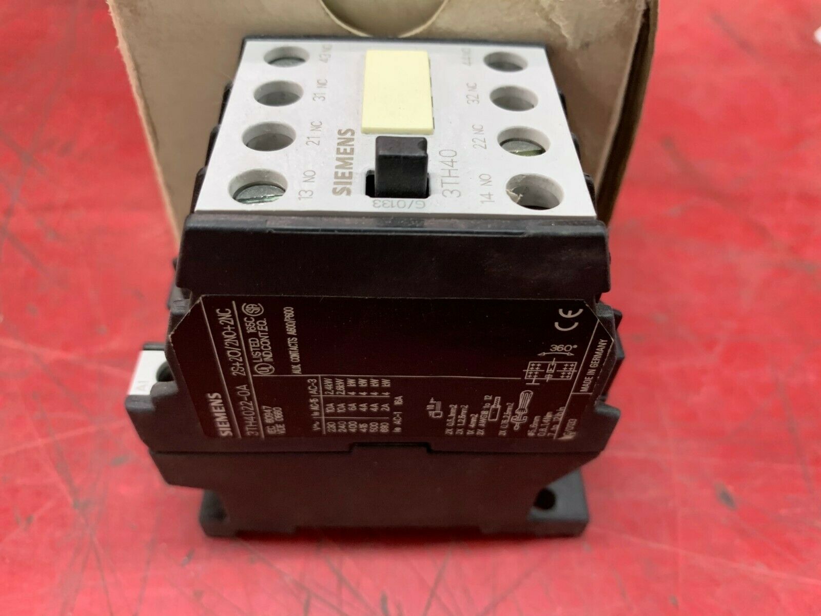 NEW IN BOX SIEMENS CONTROL RELAY 3TH40-22-0AJ2