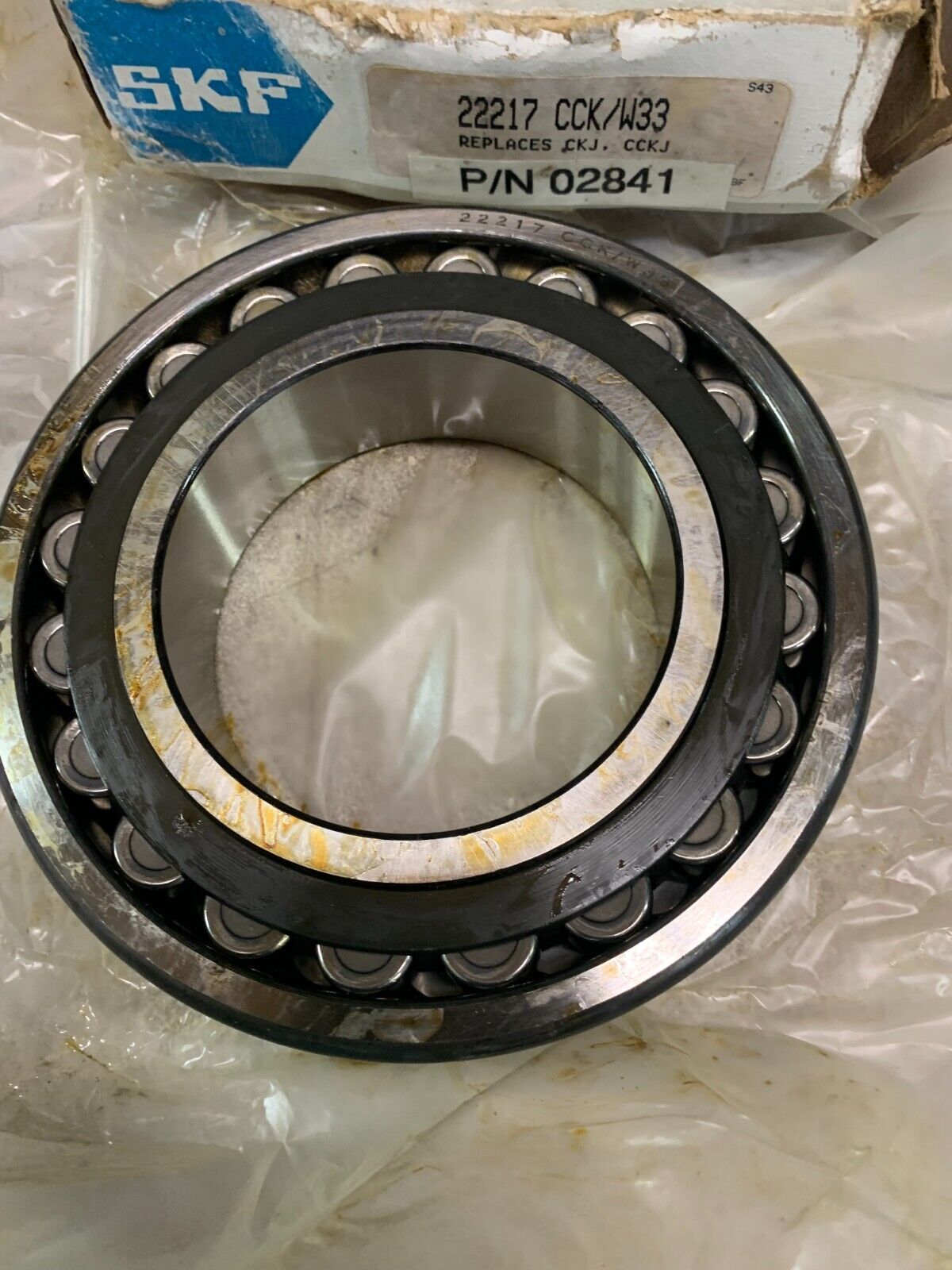 NEW IN BOX SKF SPHERICAL ROLLER BEARING 22217 CCK/W33