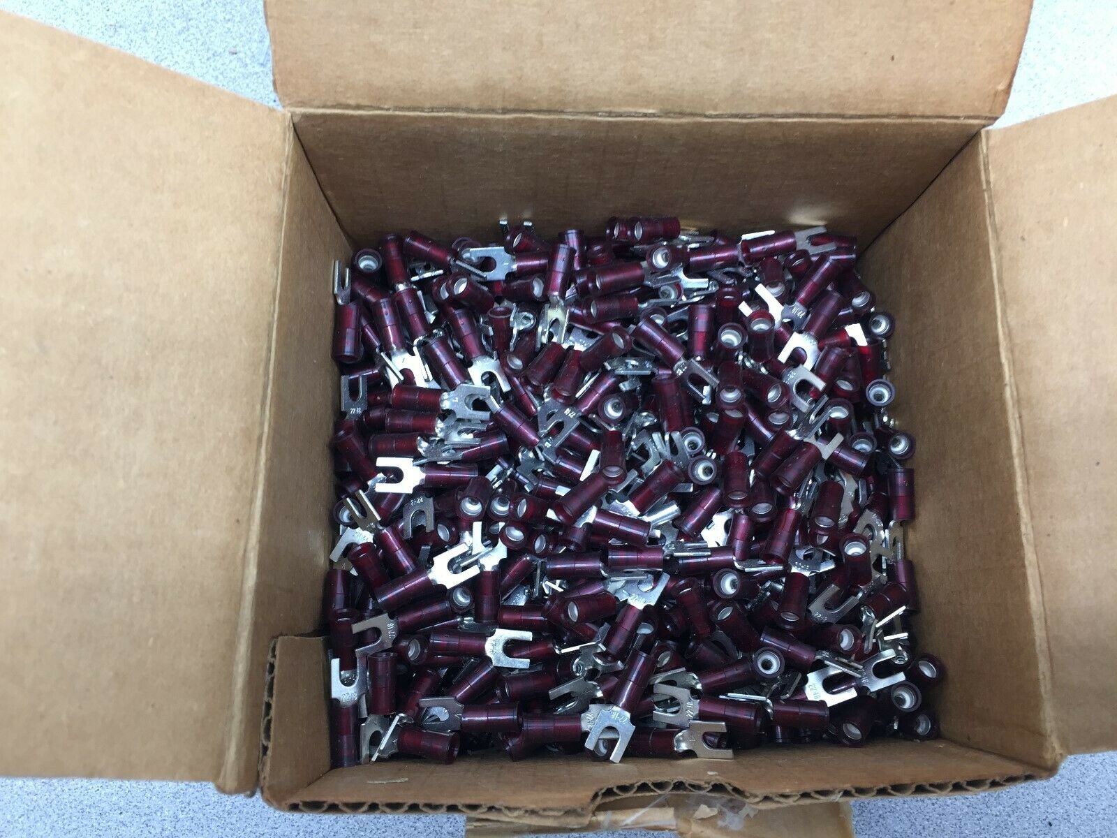 NEW BOX OF 800 SCOTCHLOK 22-18 AWG NYLON FORK LUG STAK ON CONNECTORS MNG18-6FBK