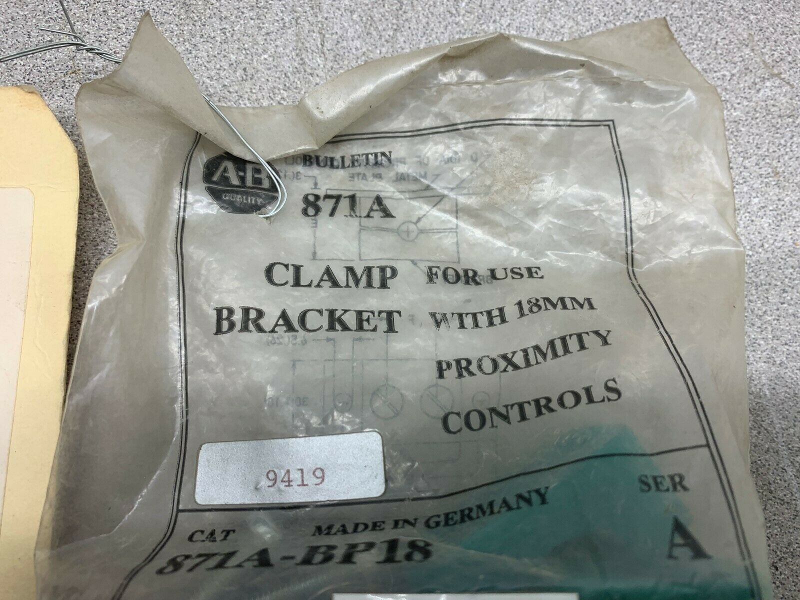 NEW NO BOX ALLEN BRADLEY CLAMP BRACKET 871A-BP18 SERIES A