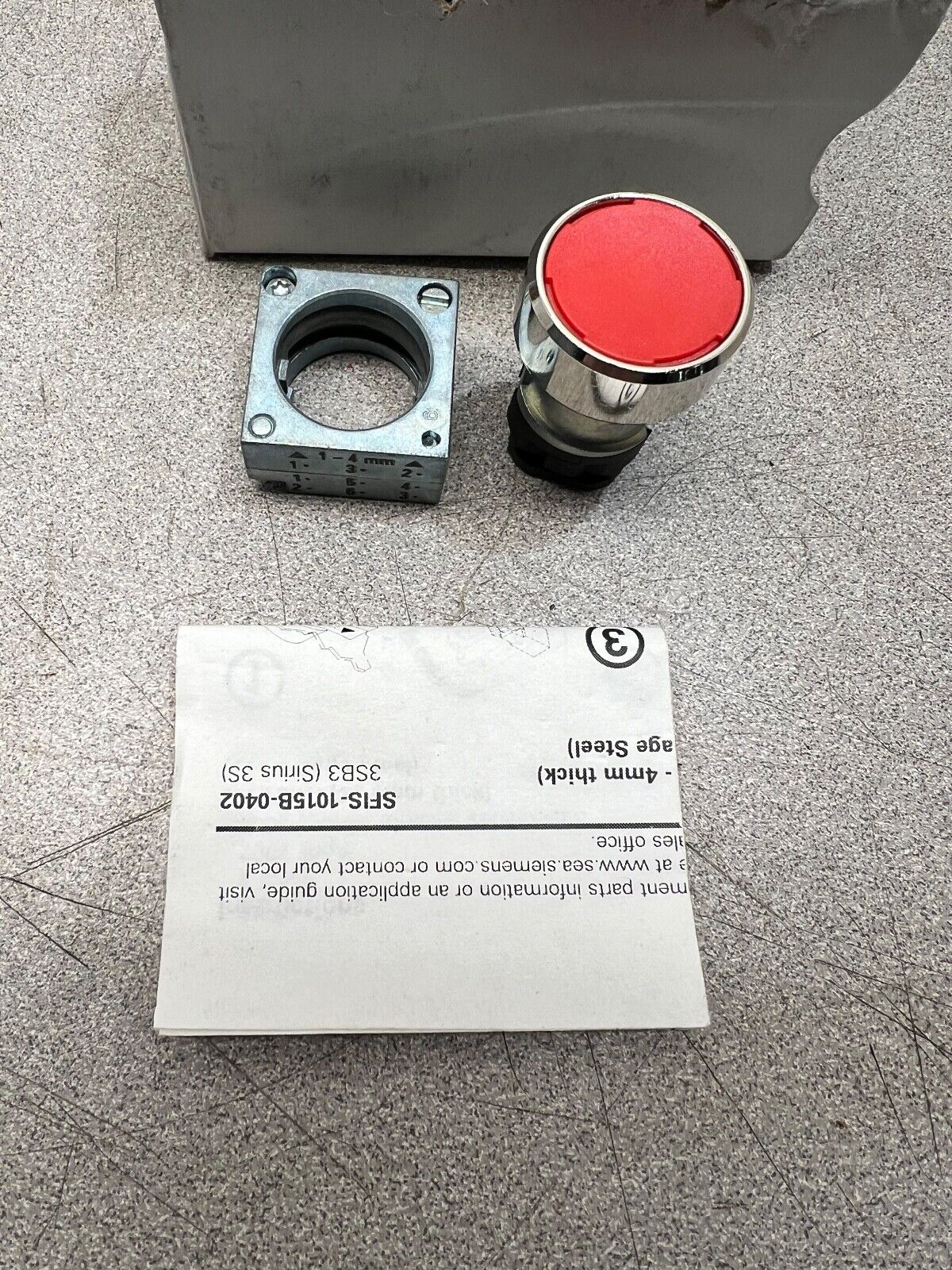 NEW IN BOX SIEMENS RED PUSHBUTTON WITH FLAT BUTTON 3SB35 00-0AB61