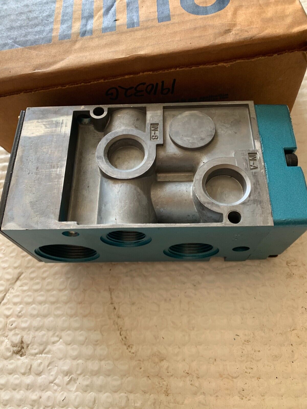 NEW IN MAC PNEUMATIC MANIFOLD 6500B-621