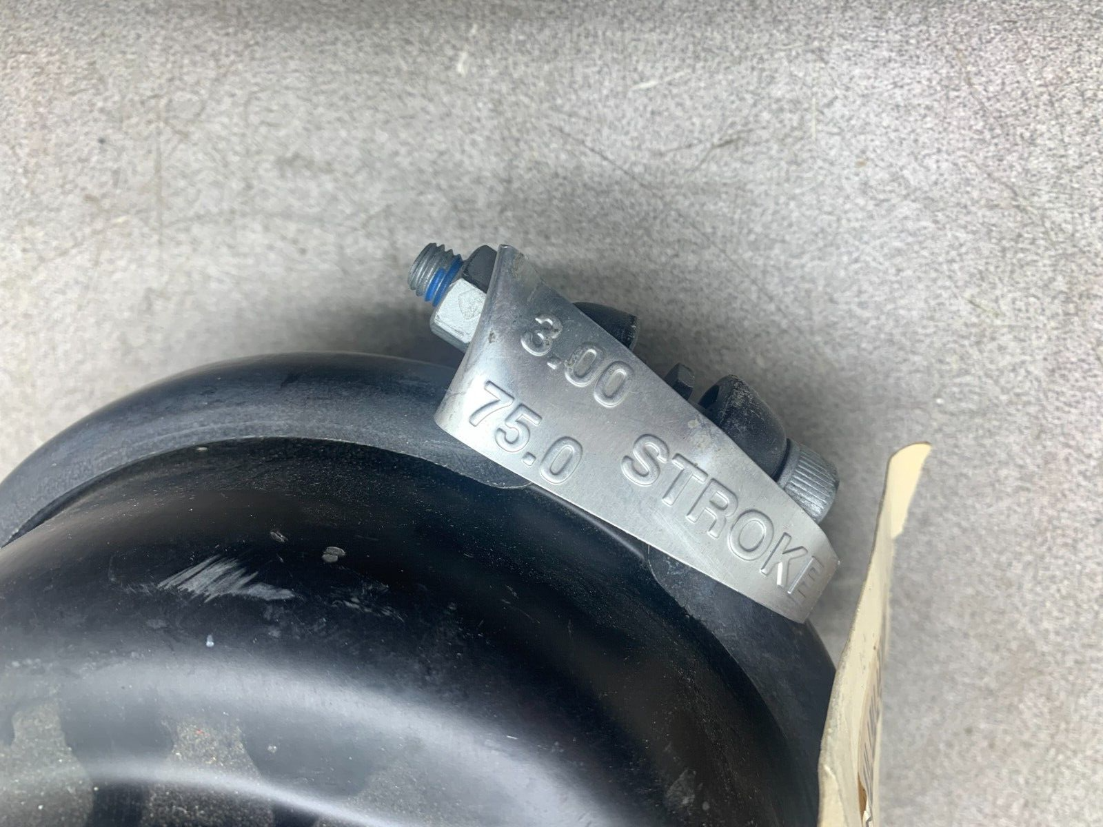 NEW NO BOX KNORR BREMSE II39375F BRAKE CHAMBER BS3337