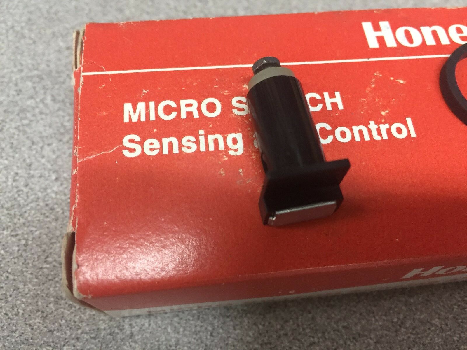 NEW IN BOX HONEYWELL OIL TIGHT LIMIT SWITCH 8PA11