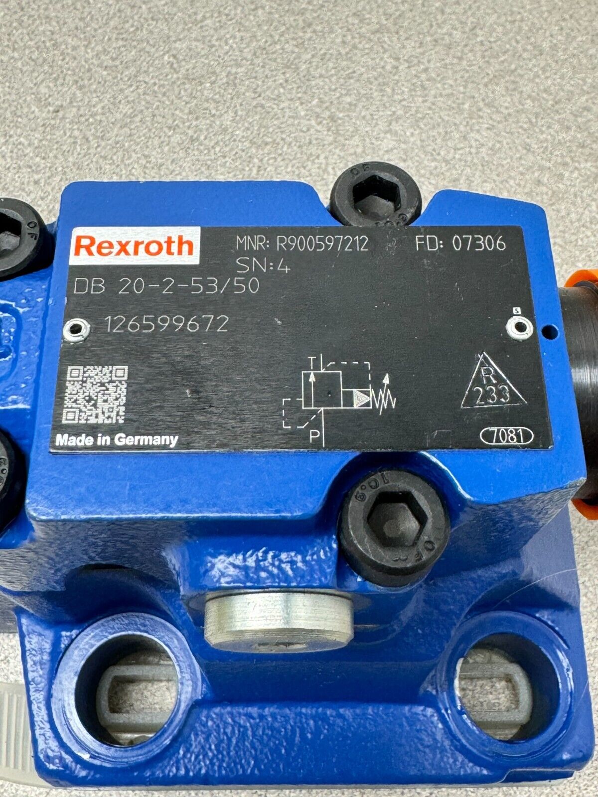 NEW NO BOX REXROTH VALVE R900597212