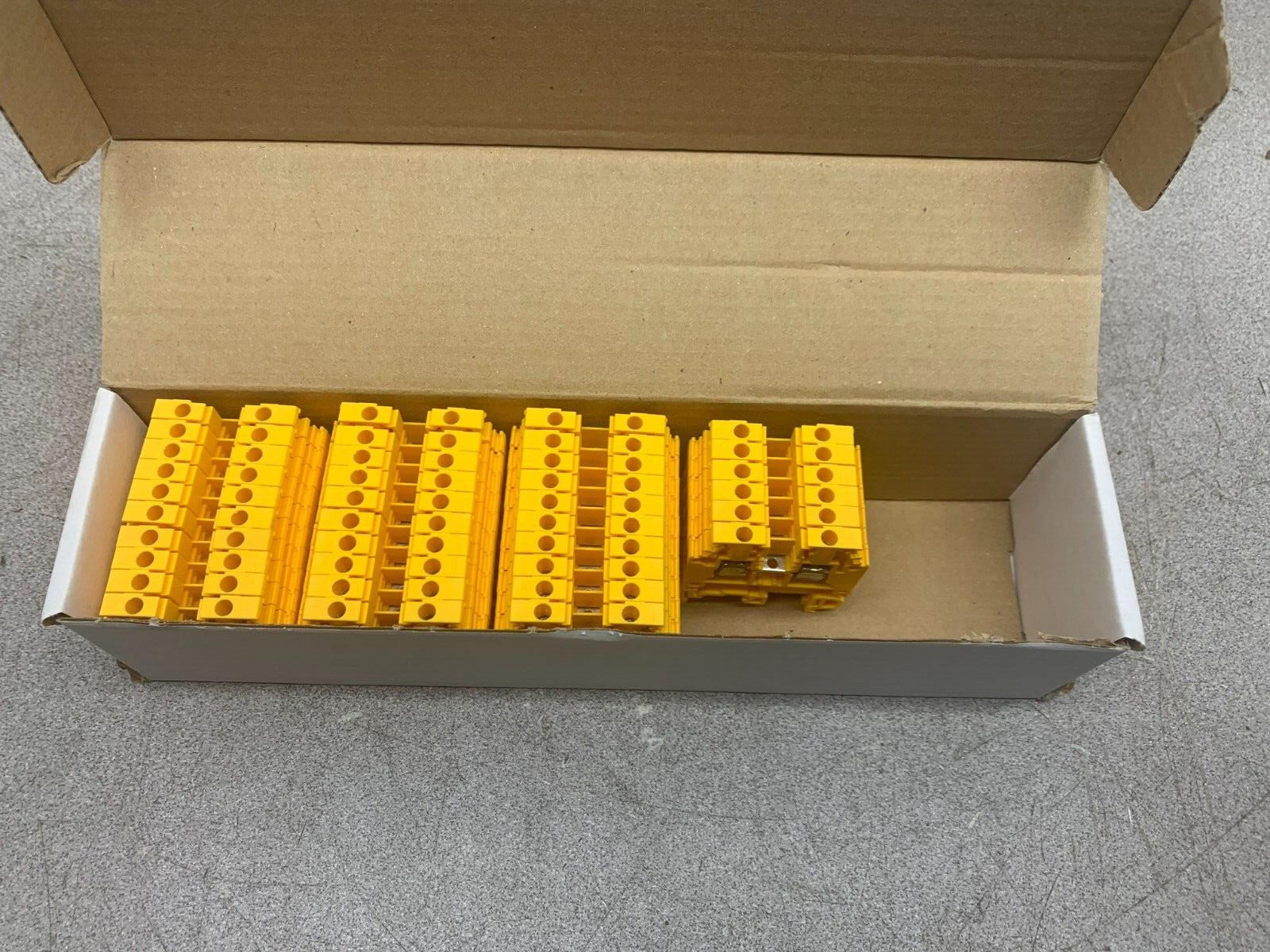 NEW BOX OF 36 ABB TERMINAL BLOCKS 1SNA105486R1200