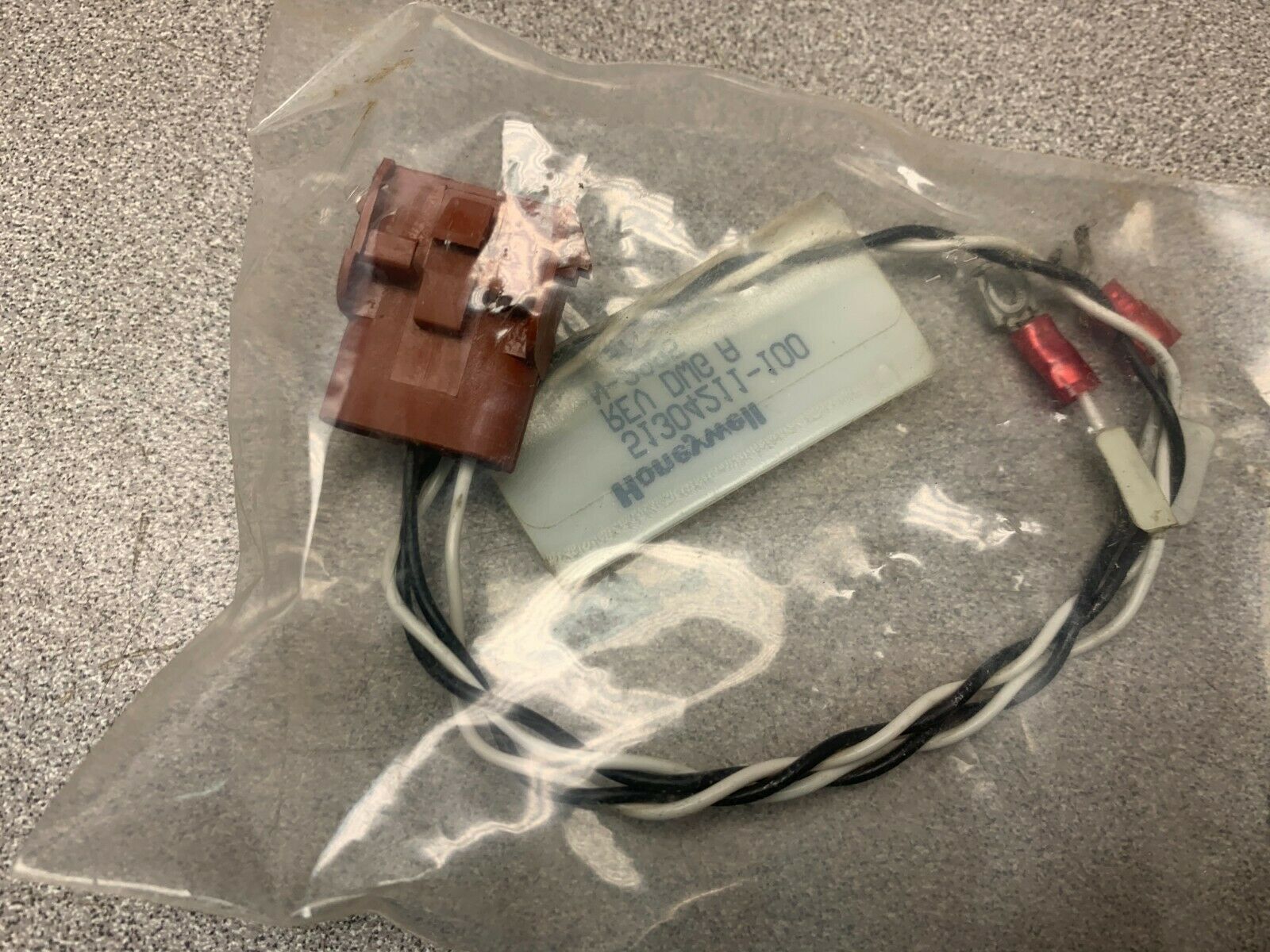 NEW IN BAG HONEYWELL CONNECTOR 51304211-100