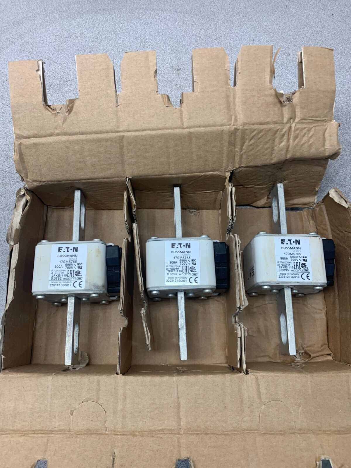 NEW BOX OF 3 EATON BUSSMANN 900AMP 690V. FUSES 170M5765