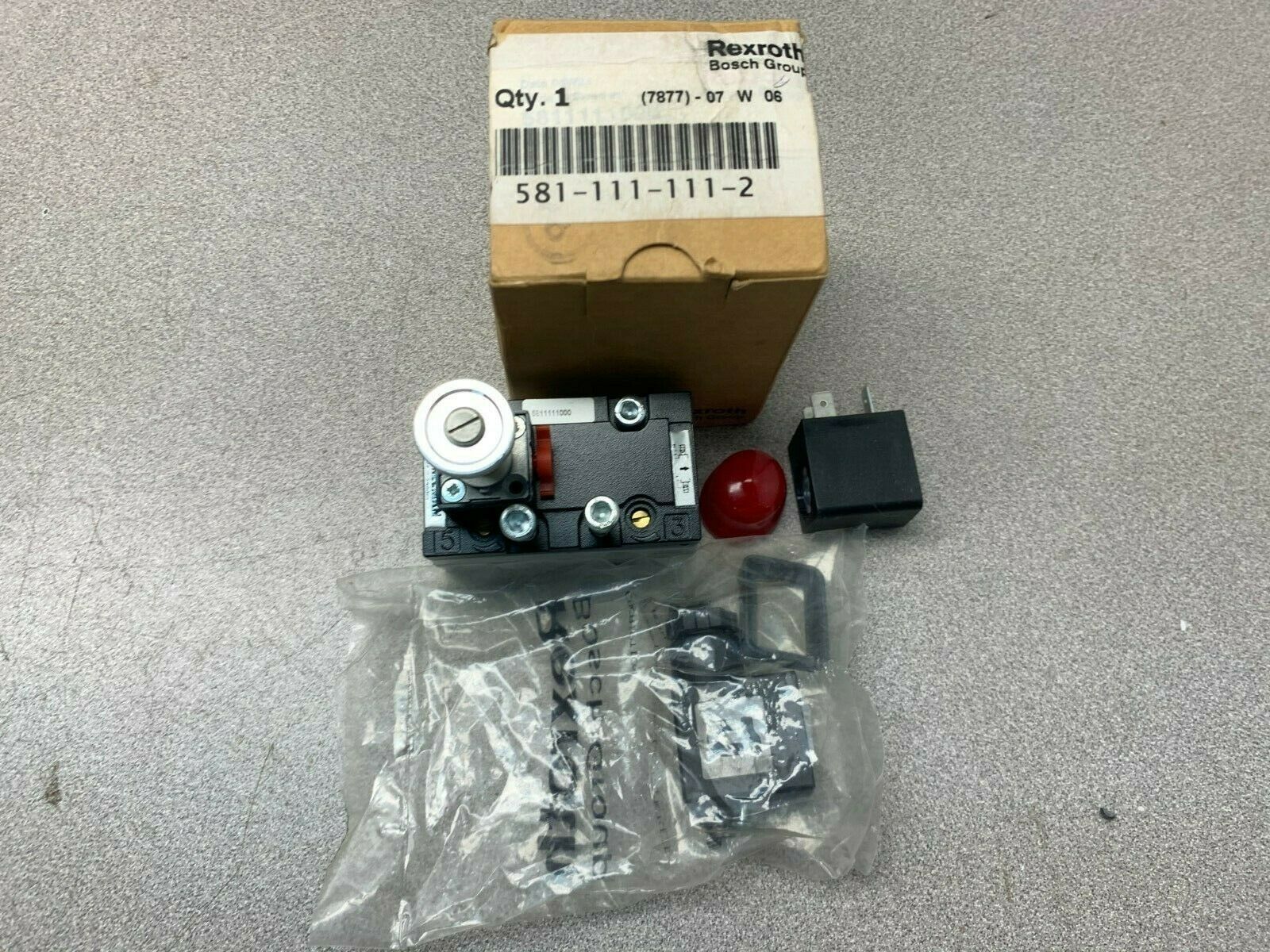 NEW IN BOX REXROTH VALVE 5811111000