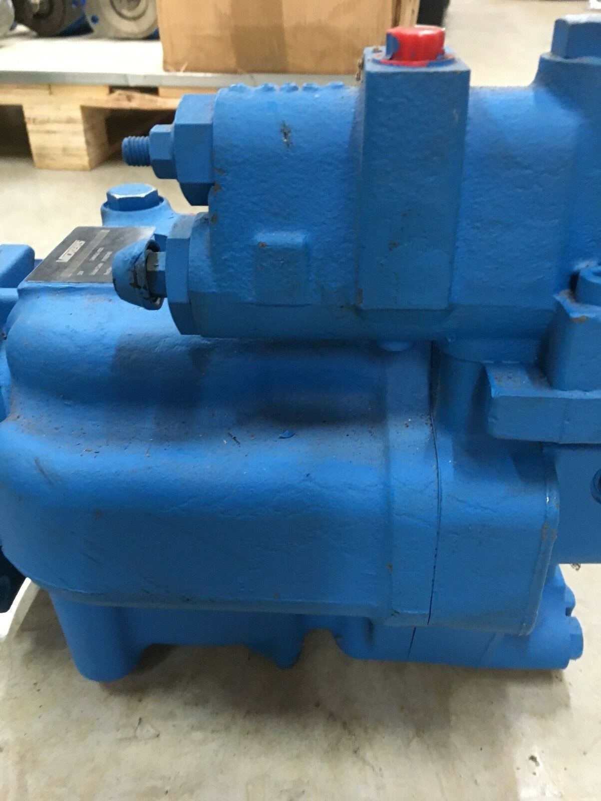 NEW NO BOX VICKERS 323050 HYDRAULIC PUMP PVH074R