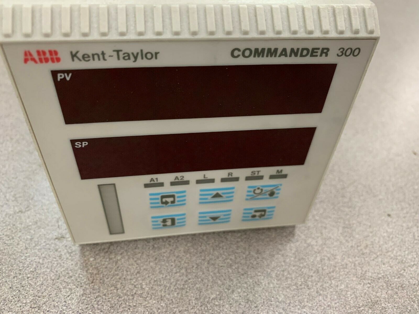 USED ABB COMMANDER 300 TEMPERATURE CONTROLLER C3000010STD