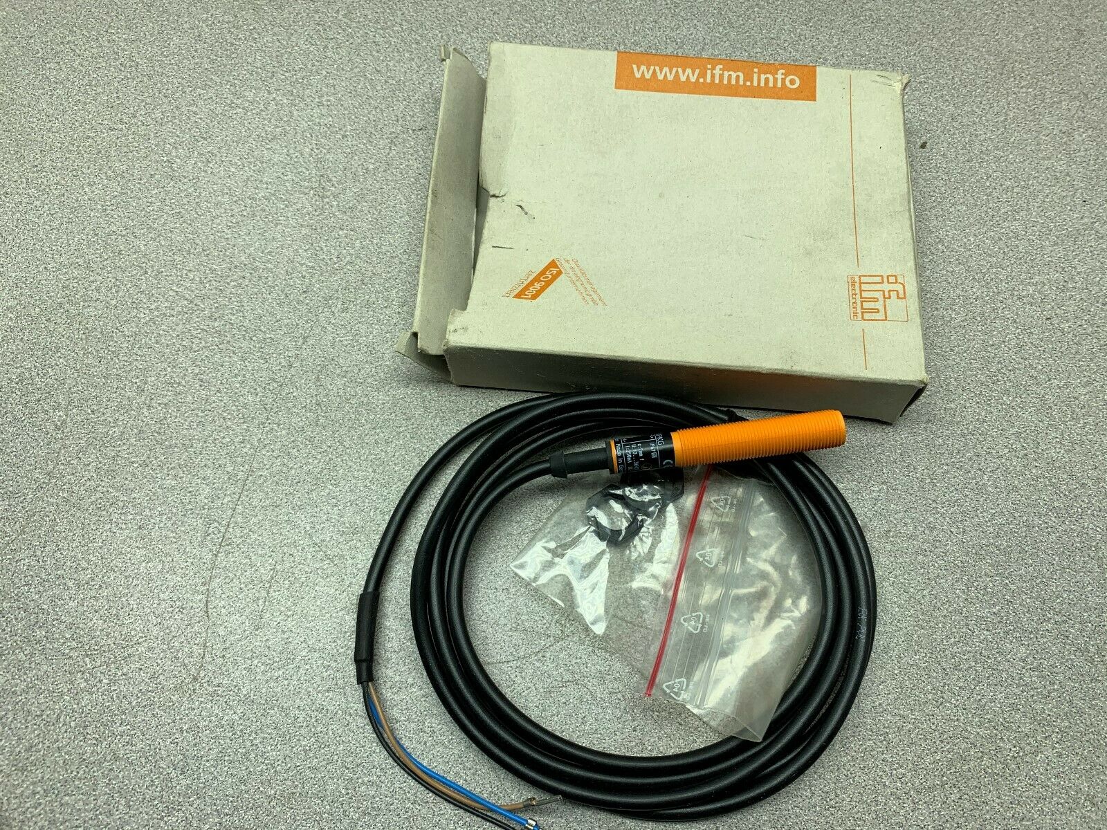 NEW IN BOX IFM SENSOR IF-3002-BPKG