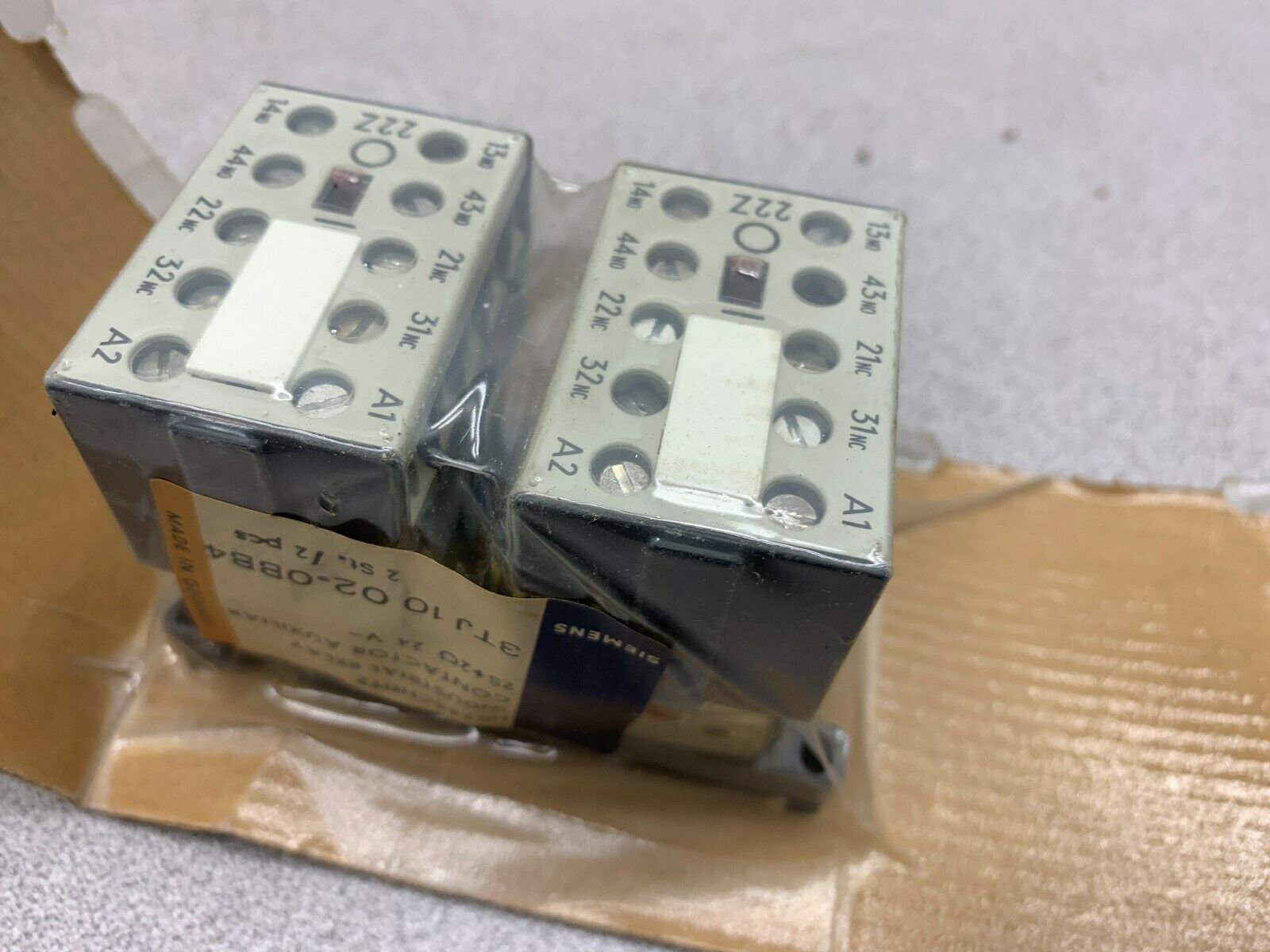 NEW IN BOX SIEMENS CONTACTOR 3TJ10 02-0BB4