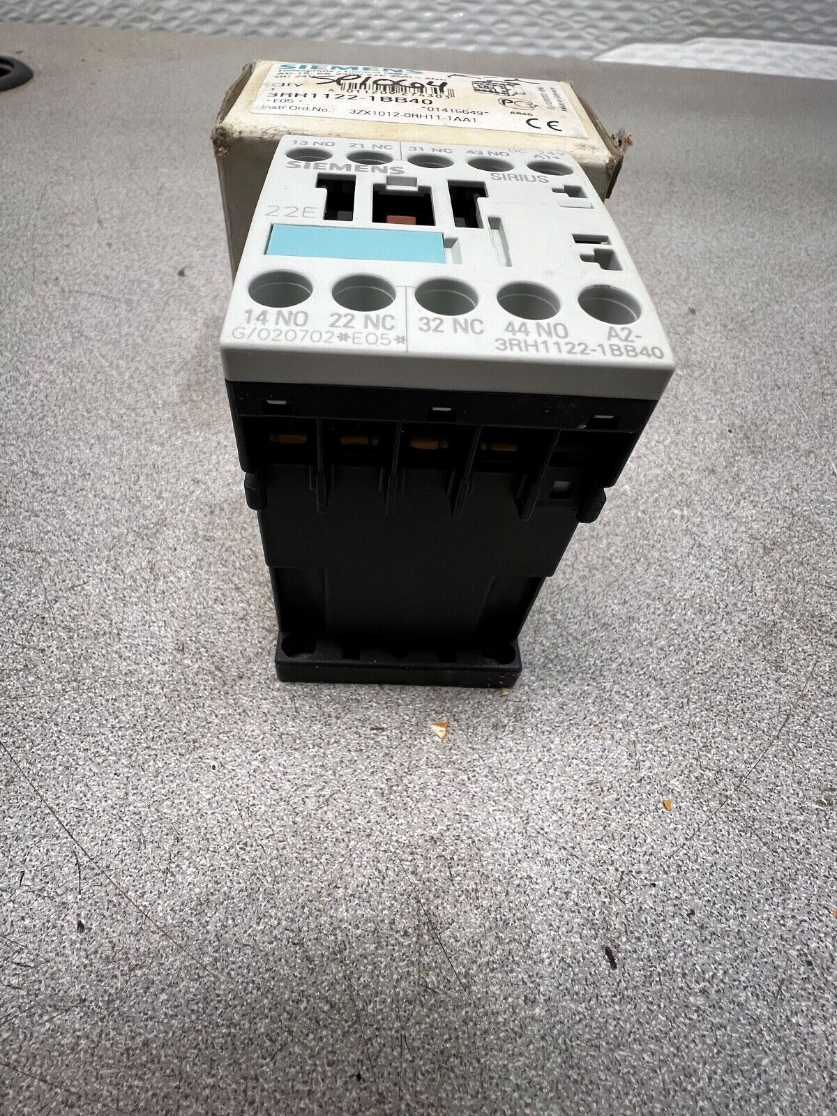 NEW IN BOX SIEMENS CONTROL RELAY 3RH1122-1BB40