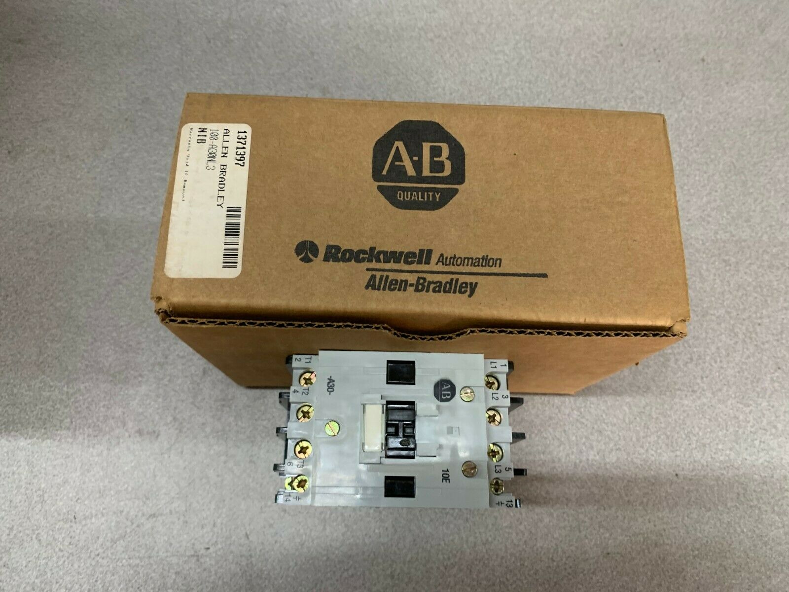 NEW IN BOX ALLEN BRADLEY CONTACTOR 100-A30NL3 SERIES B