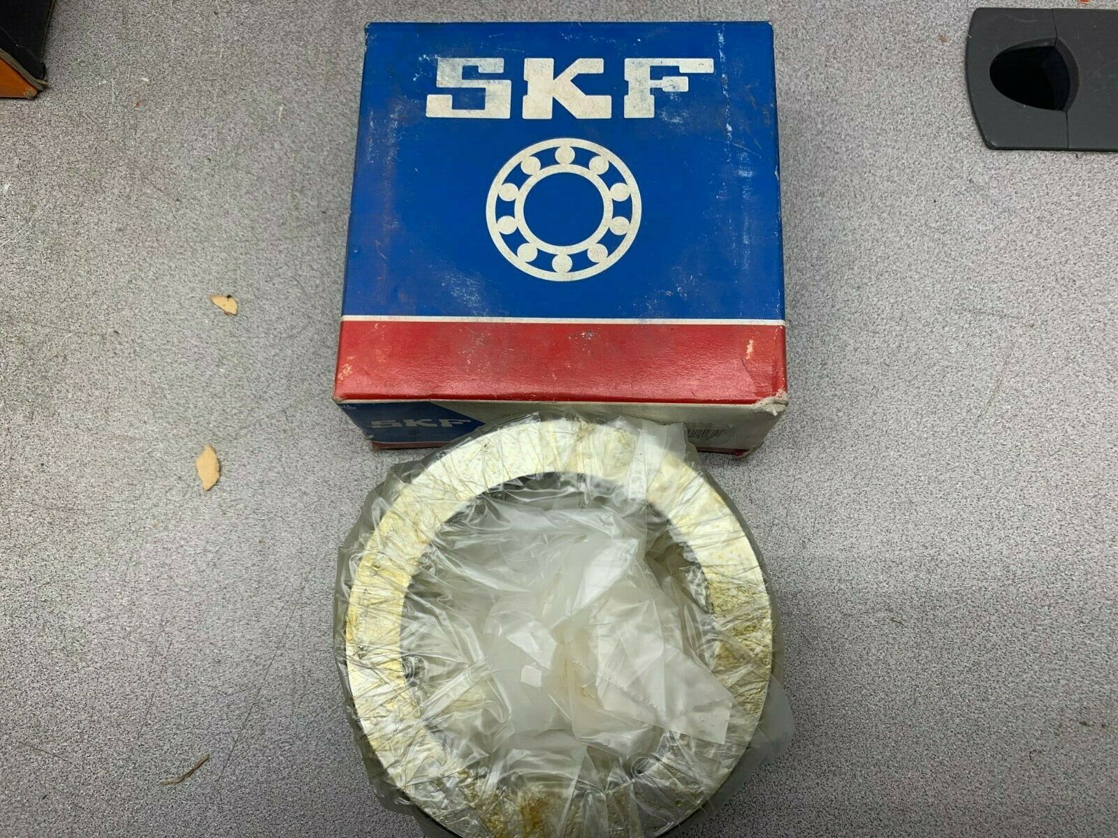 NEW IN BOX SKF THRUST BEARING 52217