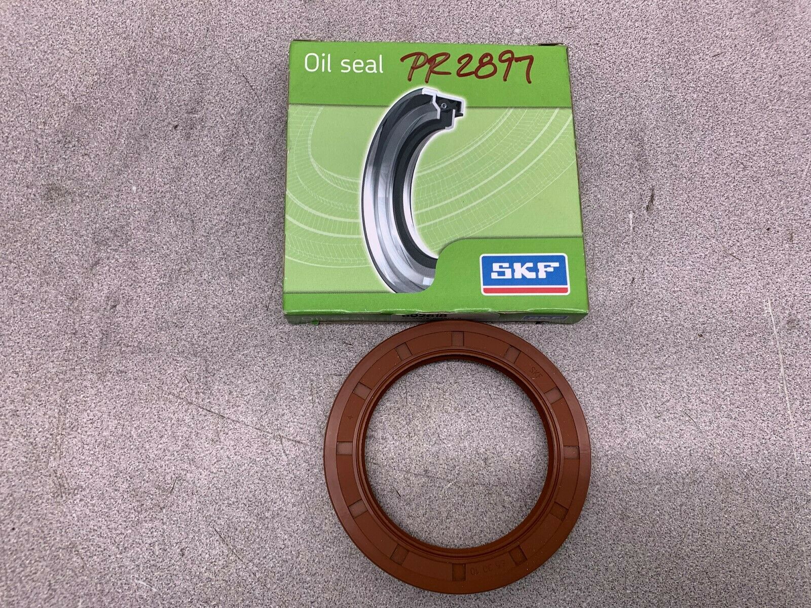 NEW IN BOX SKF OIL SEAL 692618