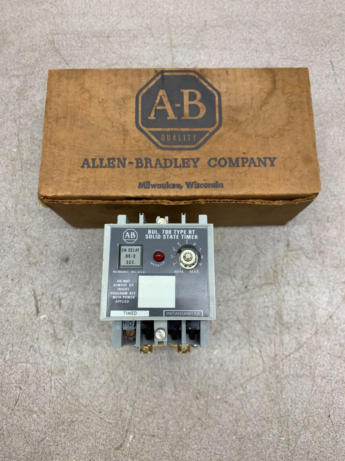 NEW IN BOX ALLEN-BRADLEY TIMER RELAY 700-RT00A100A1 SERIES A