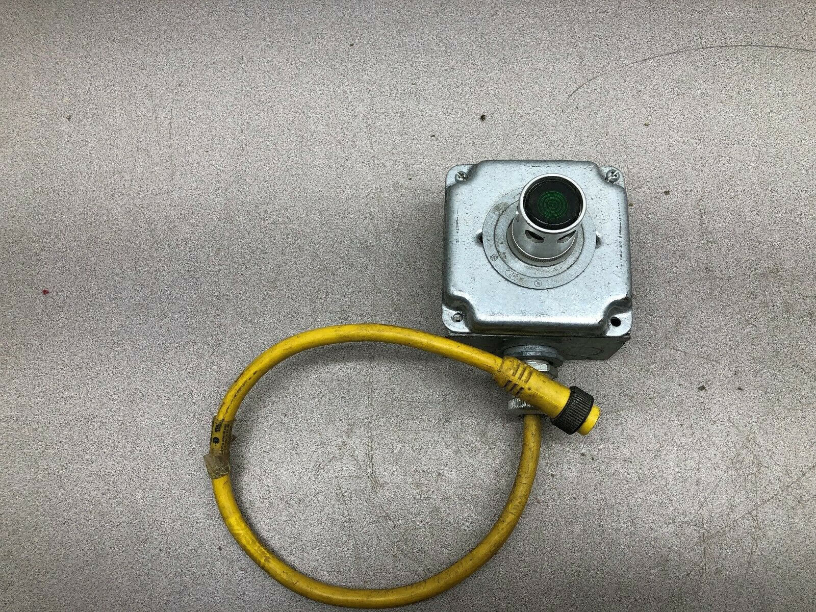 USED ALLEN BRADLEY LIGHTED GREEN PUSH BUTTON IN ENCLOSURE WITH QD CORDSET 800T-P