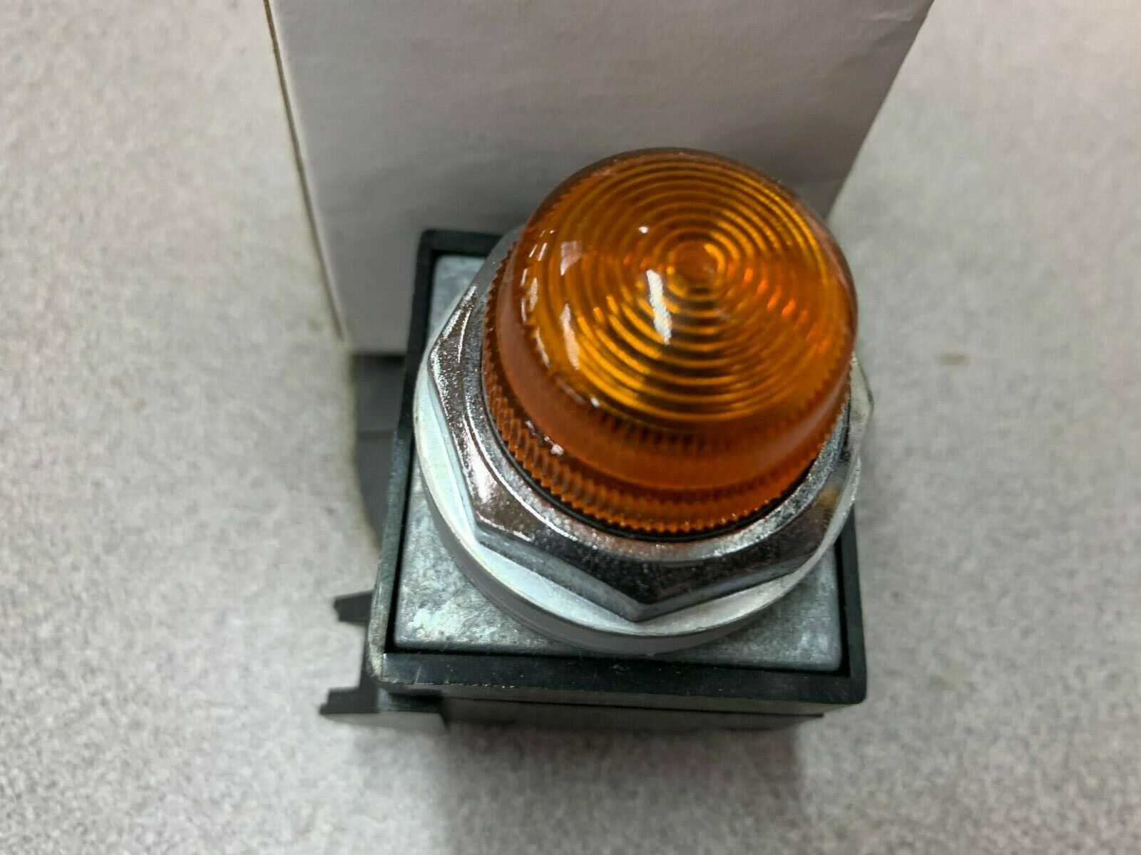 NEW IN BOX GE IND. LIGHT CR104PLT22F