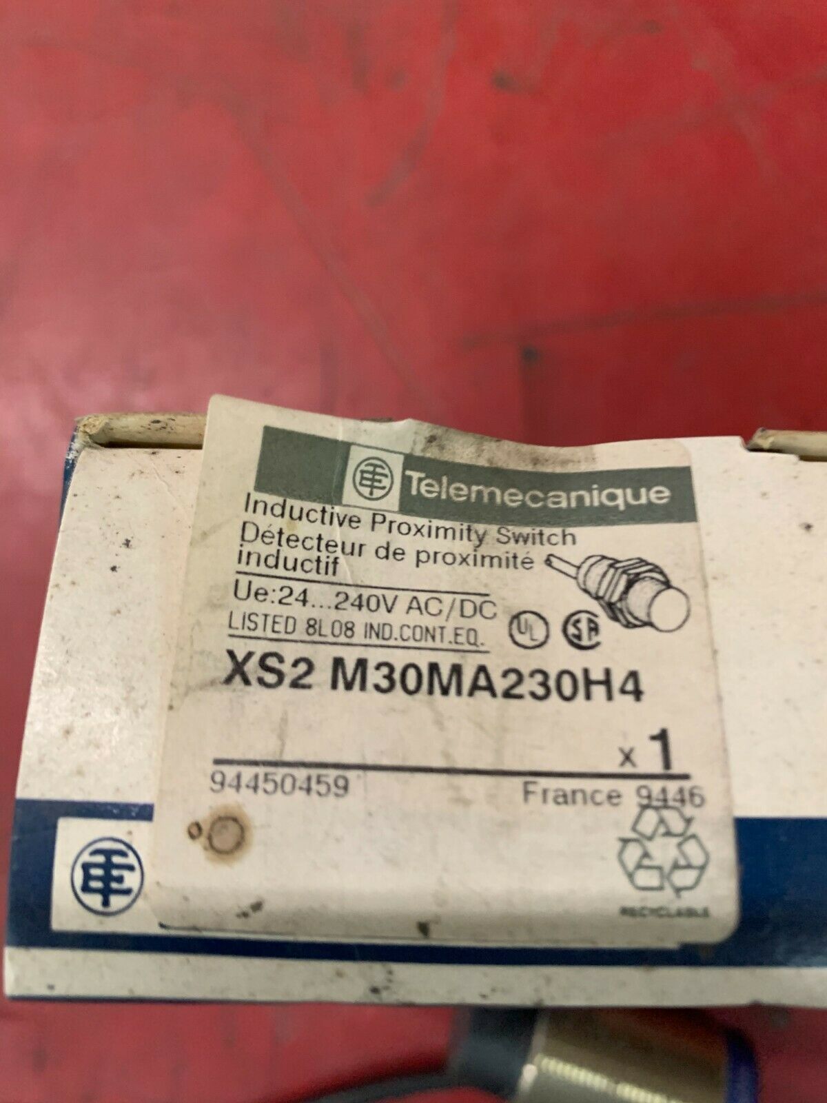 NEW IN BOX TELEMECANIQUE SENSOR XS2 M30MA 230H4