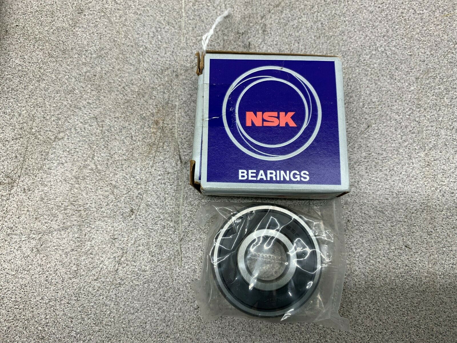 LOT OF 5 NEW IN BOX NSK BEARING 6302VVC3