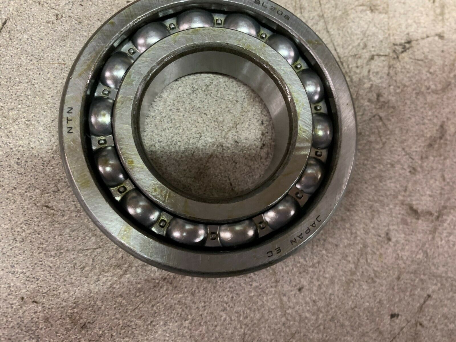 NEW IN BOX NTN ROLLER BEARING 8L208