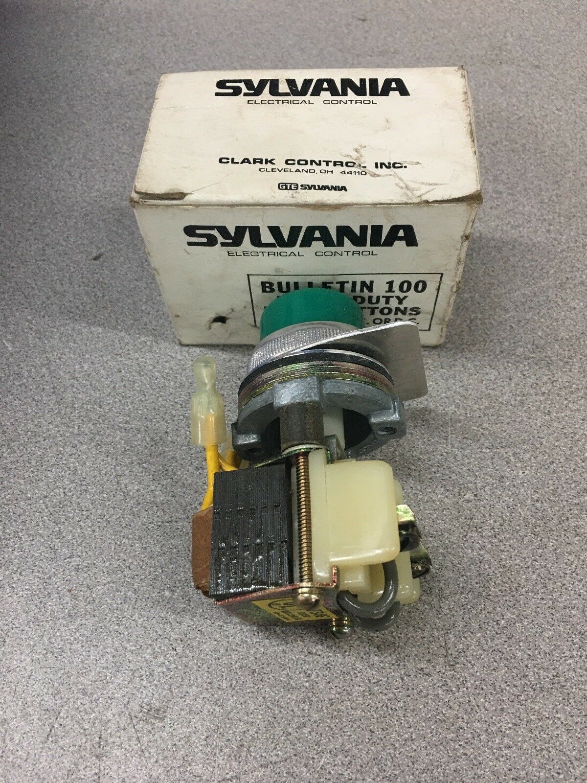 NEW IN BOX SYLVANIA PILOT LIGHT V2A