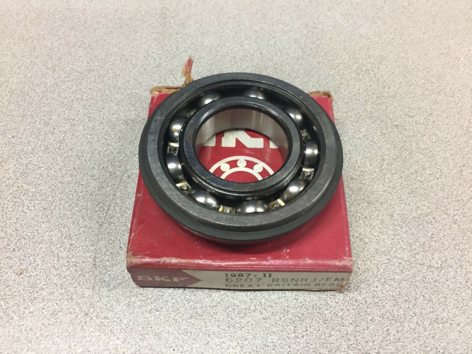 NEW IN BOX SKF BEARING 6207 RSNRJ/EM