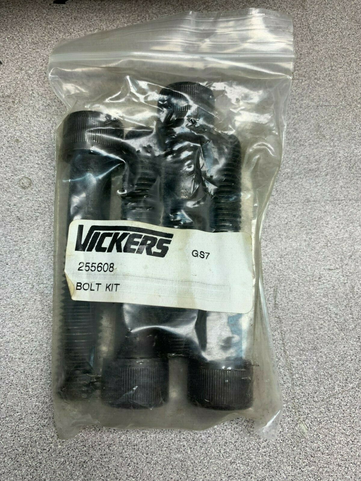 NEW NO BOX VICKERS BOLT KIT 255608