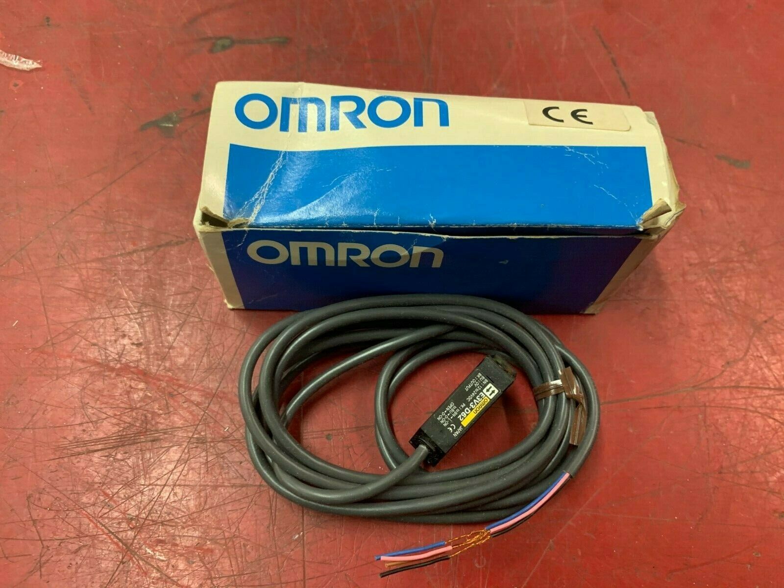 NEW IN BOX OMRON PHOTOELECTRIC SWITCH E3V3-D62