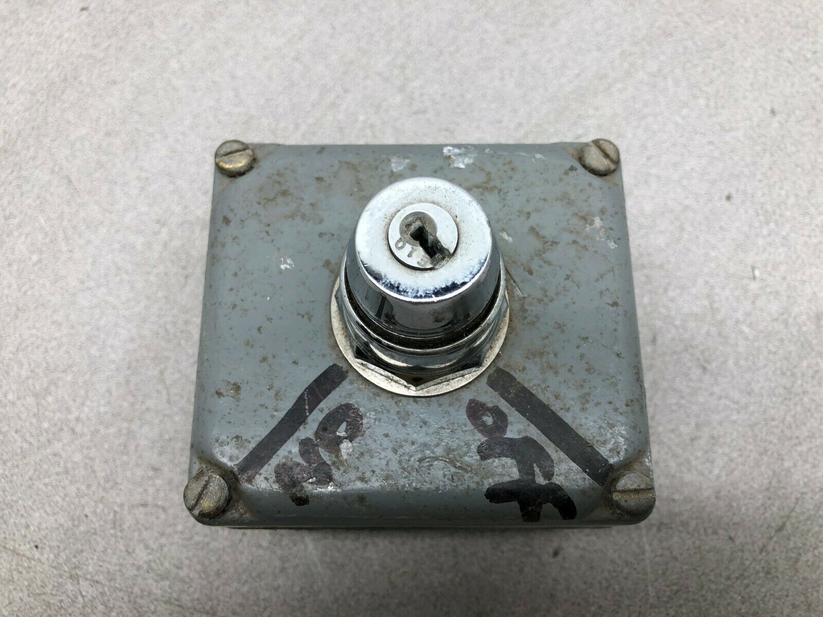 USED SQUARE D 1 HOLE ALUMINIUM KEY SWITCH CONTROL STATION 9001 KY-1