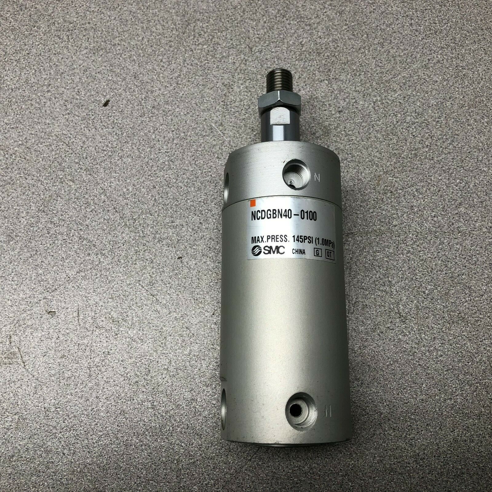 NEW NO BOX SMC 145PSI MAX PNEUMATIC CYLINDER NCDGBN40-0100