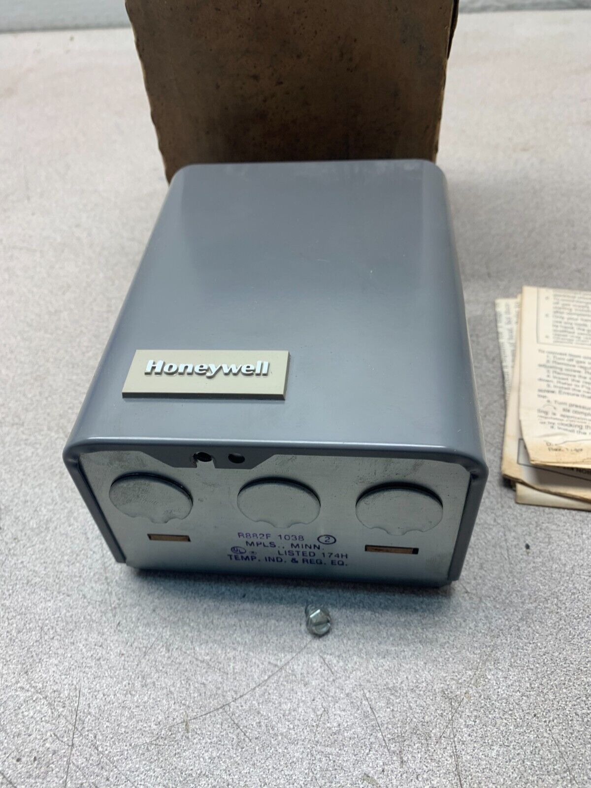 NEW IN BOX HONEYWELL RELAY R882F 1038