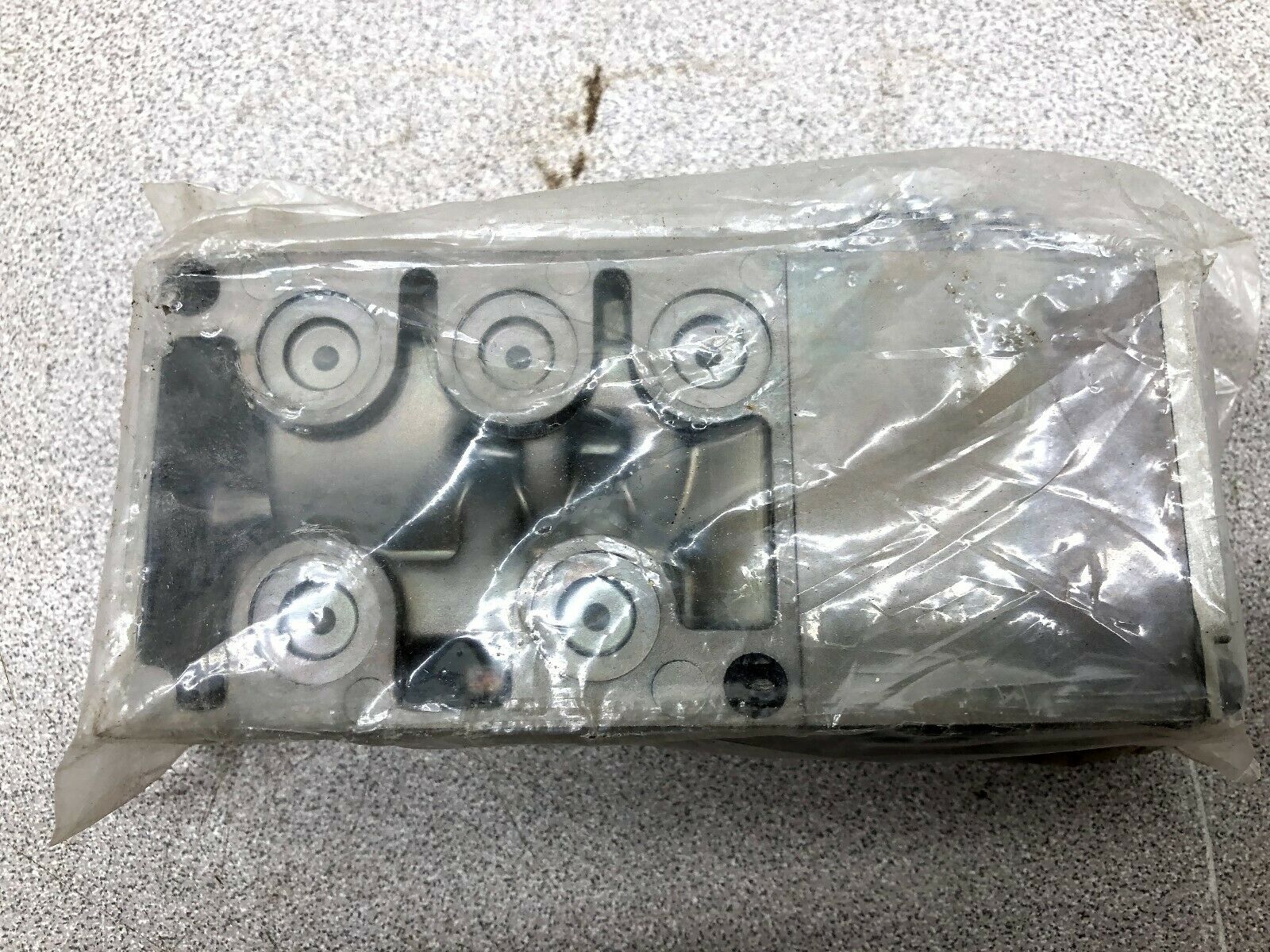 NEW IN PACKAGE SMC VALVE MANIFOLD BASE SP0102