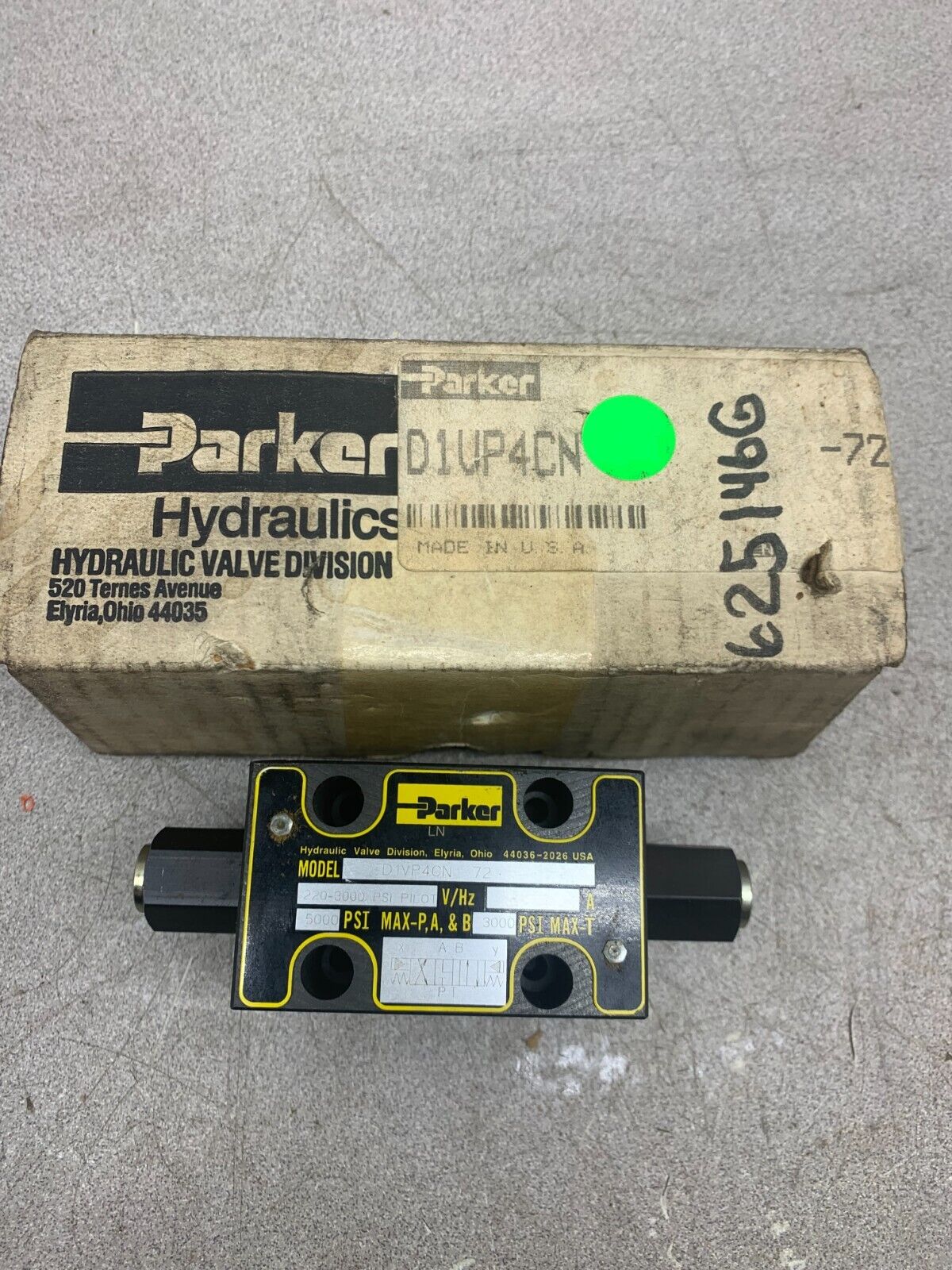 NEW IN BOX PARKER HYDRAULIC VALVE D1VP4CN 72