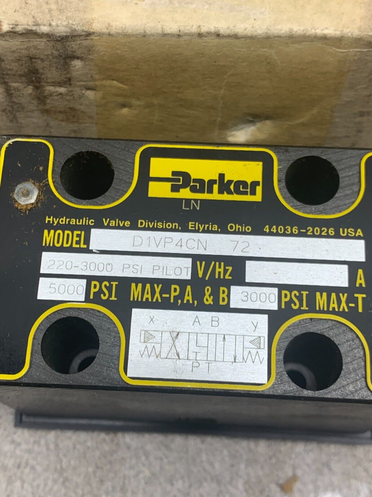 NEW IN BOX PARKER HYDRAULIC VALVE D1VP4CN 72