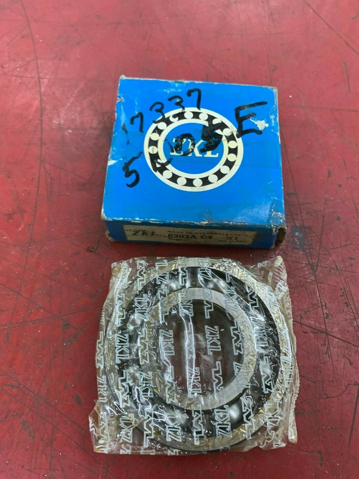 NEW IN BOX ZKL ROLLER BEARING 6307A C3