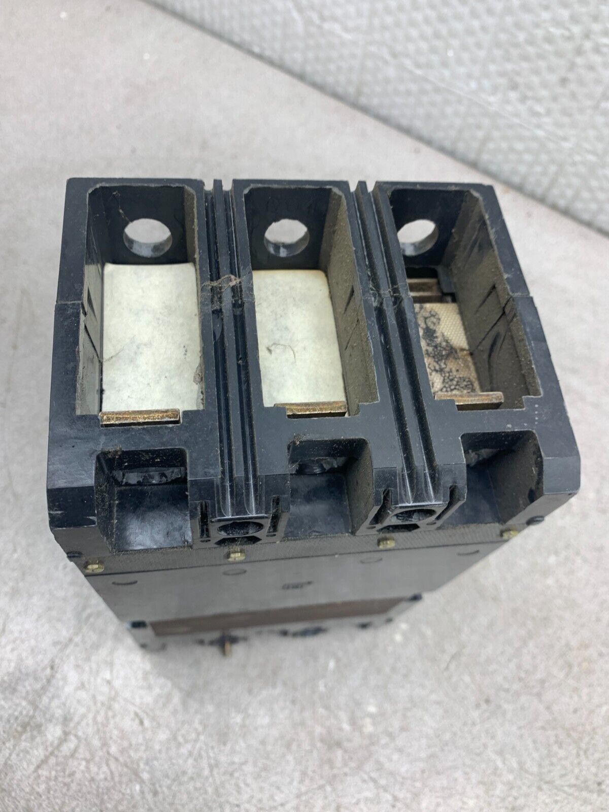 USED SQUARE D 3 POLE 225AMP CIRCUIT BREAKER KCL34225